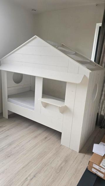 kinder bed huis wit erg mooi nog.  beschikbaar voor biedingen