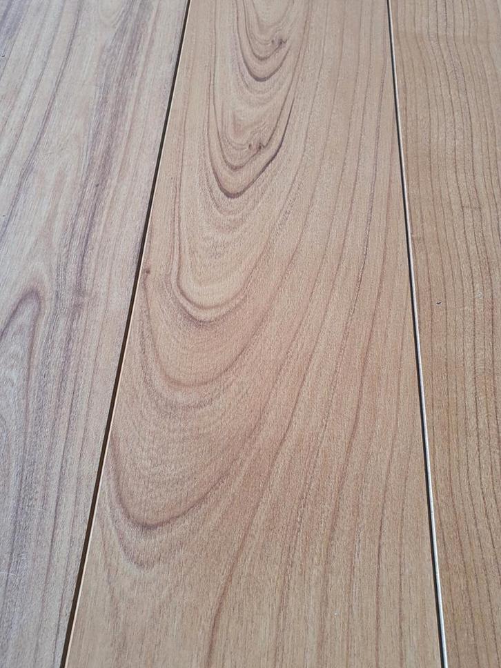 Quickstep Laminaat 10MM dik V-Groef ZGAN  Ca. 30m2, Huis en Inrichting, Stoffering | Vloerbedekking, Zo goed als nieuw, Laminaat