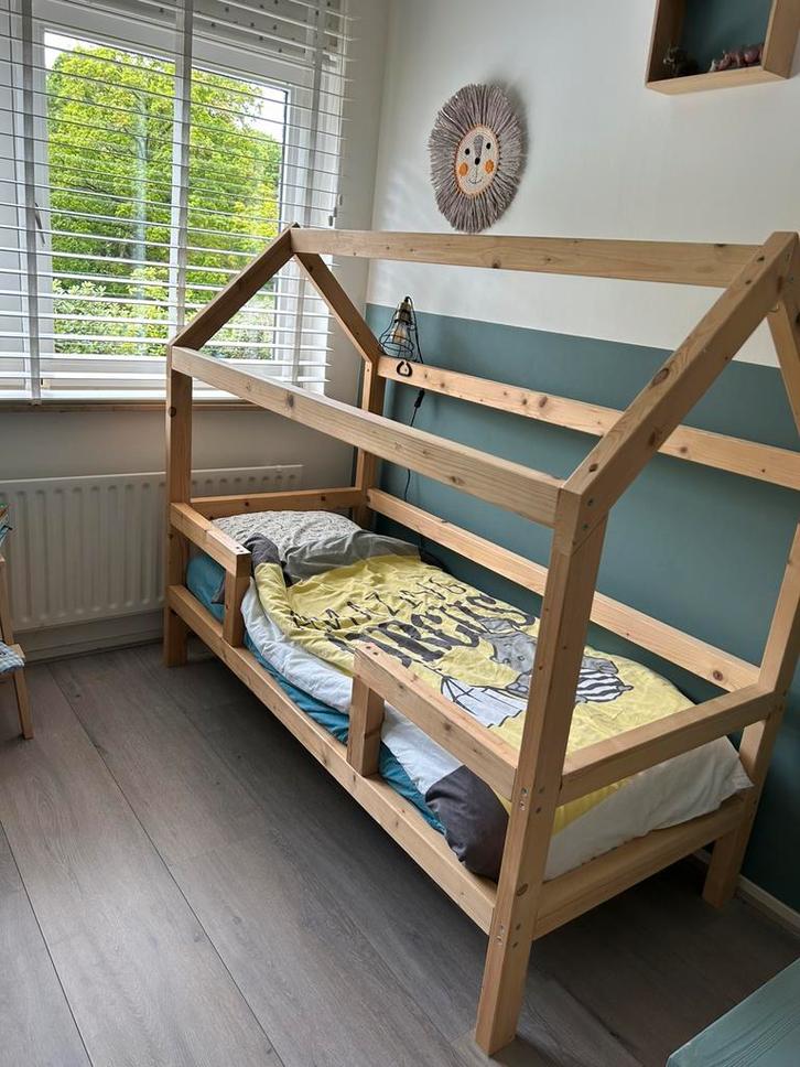Huisjesbed hout, Kinderen en Baby's, Kinderkamer | Stapelbedden en Hoogslapers, Zo goed als nieuw, Hoogslaper, Ophalen