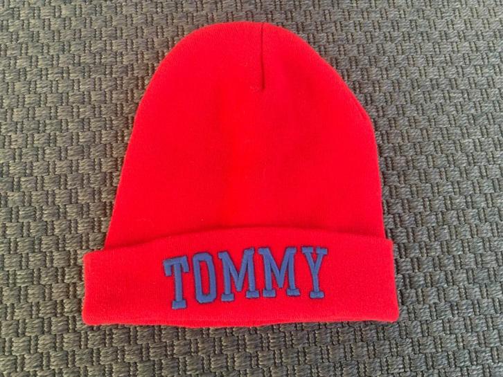 Mooie Rode Tommy Jeans - Tommy Hilfiger Muts, Kleding | Heren, Mutsen, Sjaals en Handschoenen, Zo goed als nieuw, Muts, Overige maten