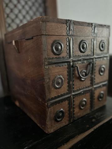 Houten kistje bewerkt India oosters bohemian beschikbaar voor biedingen