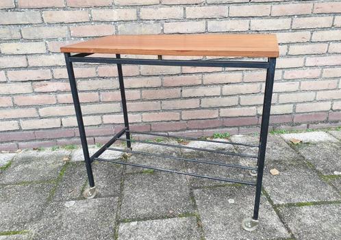 Retro/ Vintage jaren 60 TV tafeltje, Huis en Inrichting, Tafels | Bijzettafels, Gebruikt, Rechthoekig, 60 cm of meer, 55 tot 75 cm