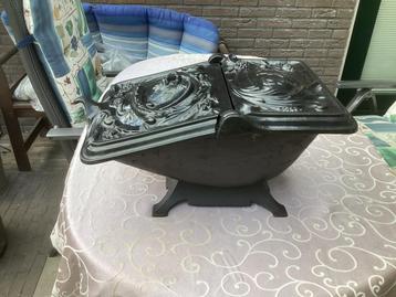 Heel oude gietyzeren houtbak met deksel klep mooie staat beschikbaar voor biedingen