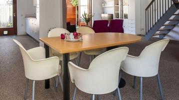 Eettafel met vier stoelen (gebruikt)