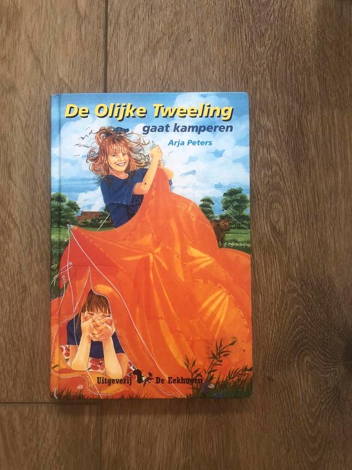 A. Peters - De olijke tweeling gaat kamperen, Boeken, Kinderboeken | Jeugd | 10 tot 12 jaar, Gelezen, Ophalen of Verzenden
