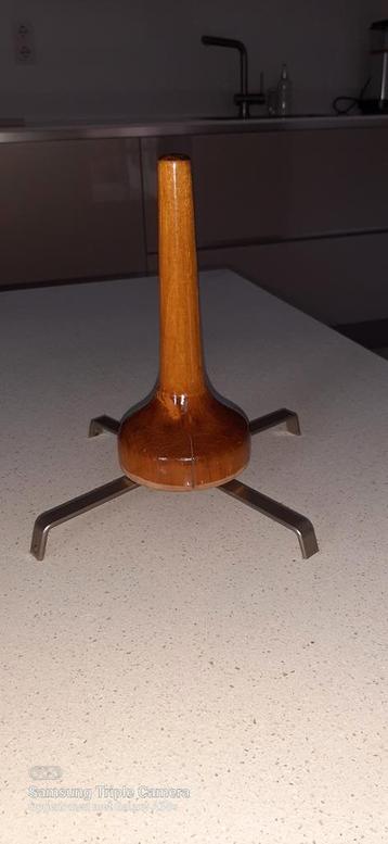 Vintage Houten Trompet Standaard beschikbaar voor biedingen