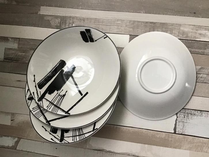 4 diepe borden Collectie SANGO Larry Laslo dec. Calligraphy, Huis en Inrichting, Keuken | Servies, Zo goed als nieuw, Bord(en)