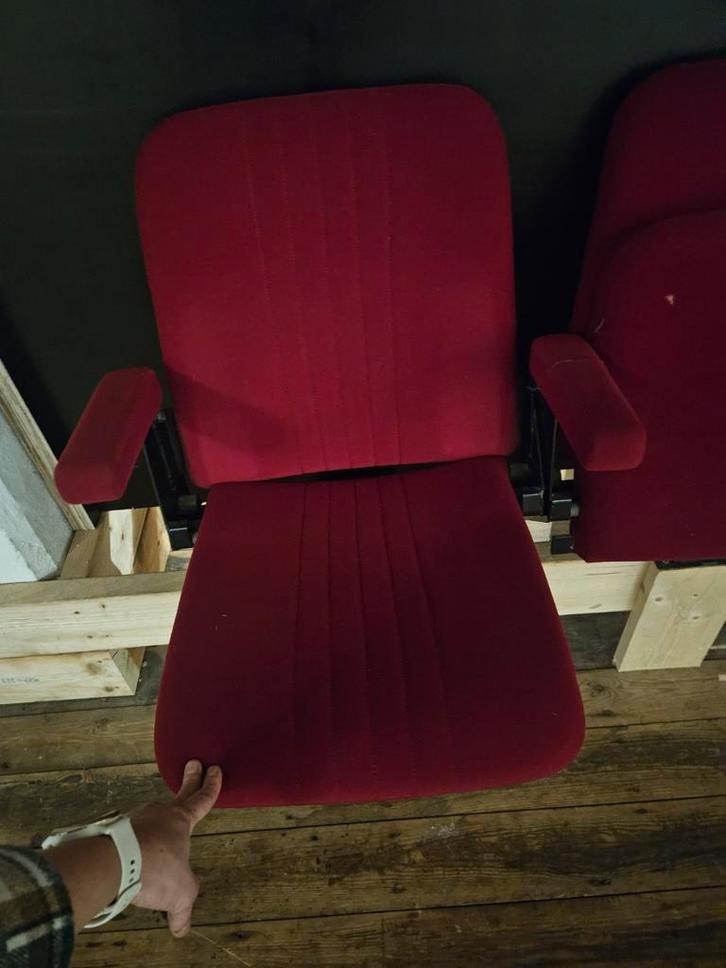 Rode Bioscoopstoel - Vintage Charme, Antiek en Kunst, Antiek | Meubels | Stoelen en Banken, Ophalen of Verzenden