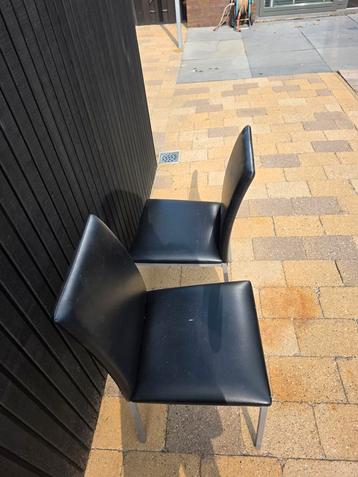 2 Zwarte Kunstleren Stoelen - Gratis Af te Halen