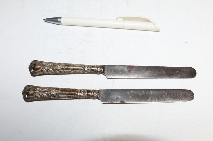 2 antiek zilveren messen, 18de-19de eeuw, gedecoreerd heft, Antiek en Kunst, Antiek | Bestek, Ophalen of Verzenden