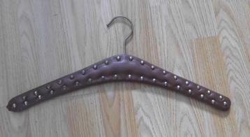 Kledinghanger  bruin skai studs retro vintage beschikbaar voor biedingen