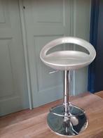 Mooie design kruk zilver grijs en in hoogte verstelbaar., Huis en Inrichting, Ophalen, In hoogte verstelbaar, 60 tot 90 cm, Zo goed als nieuw
