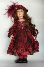 (nr.72) Prachtige rood geklede pop met muts en tas, Ophalen, Gebruikt, Pop