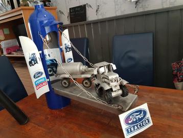 Leuke oude Ford tractor brandblusserlamp New Holland trekker beschikbaar voor biedingen