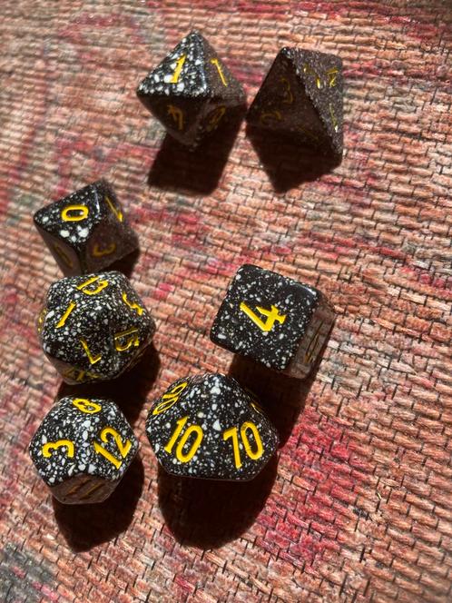 Standaard zwarte dnd dobbelstenen dice set, Hobby en Vrije tijd, Gezelschapsspellen | Overige, Zo goed als nieuw, Ophalen of Verzenden