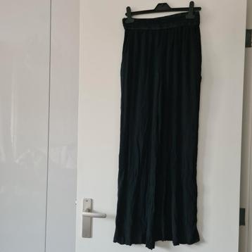 Zwarte chill flowy broek. beschikbaar voor biedingen