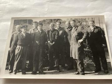Vintage Foto: Groep Mannen, ca. 1940-1960 militair beschikbaar voor biedingen