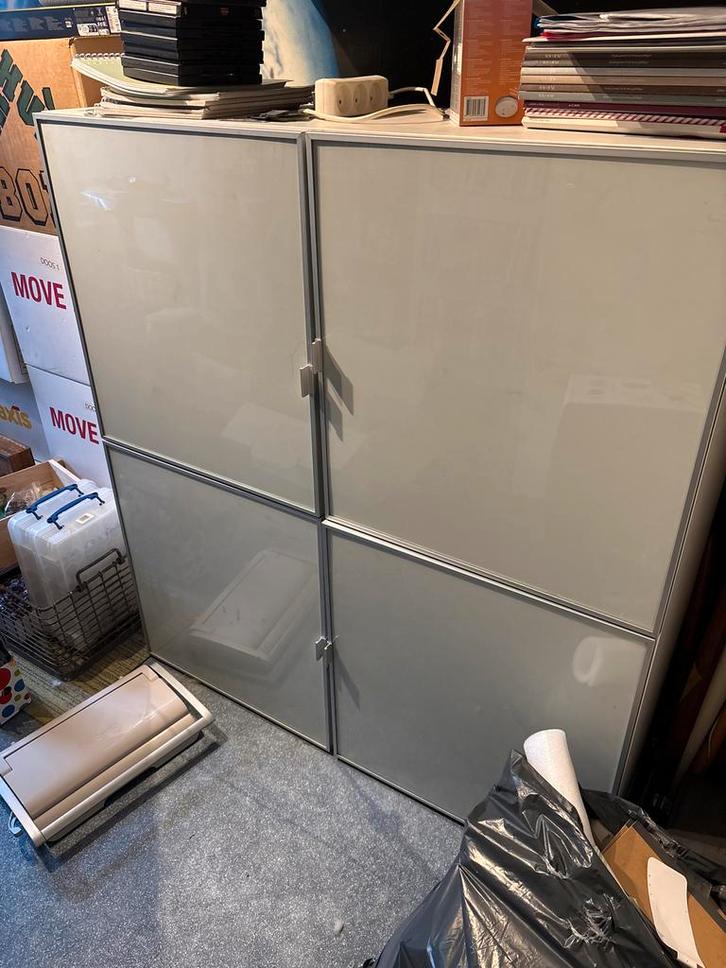 IKEA Besta kast met melkglas deuren, Huis en Inrichting, Kasten | Roldeurkasten en Archiefkasten, Gebruikt, 100 tot 150 cm, 25 tot 50 cm