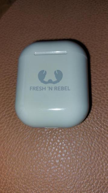 Fresh en Rebels in ear oordoppen beschikbaar voor biedingen