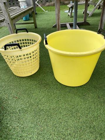 Twee gele vintage manden beschikbaar voor biedingen