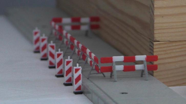 Wegwerkzaamheden afzethekken rood/wit/grijs HO 1:87, Hobby en Vrije tijd, Modelbouw | Figuren en Diorama's, Nieuw, Diorama, 1:50 of kleiner