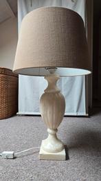 Elegante lamp met beige kap en marmeren voet., Huis en Inrichting, Ophalen, 50 tot 75 cm, Klassiek, Stof