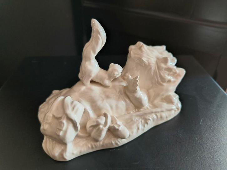 Goebel beeldje Charlot Byj meisje met eekhoorn, Antiek en Kunst, Curiosa en Brocante, Ophalen of Verzenden