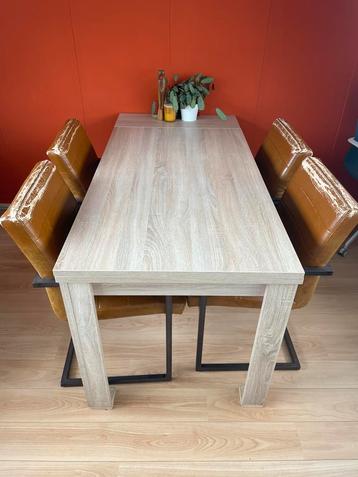 Uitschuifbare eettafel met vier gratis stoelen erbij! beschikbaar voor biedingen