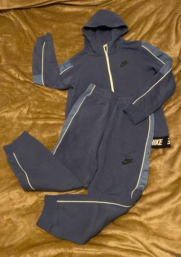Trainingspak Nike kids maat M 137-147,kinderkleding beschikbaar voor biedingen