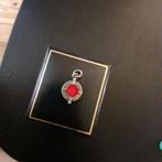 Zilverkleurig hangertje met donkerrood steentje, Sieraden, Tassen en Uiterlijk, Bedels, Overige merken, Overige materialen, Verzenden
