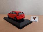 Ford Focus ST 2011 Racing Red van Maxichamps 1:43, Hobby en Vrije tijd, Modelauto's | 1:43, Overige merken, Auto, Nieuw, Ophalen of Verzenden