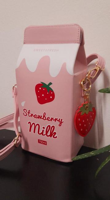 Fristi aardbeimelk handtas met aardbei sleutelhanger beschikbaar voor biedingen