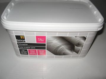 3,5 kilo Sencijs behanglijm v. 4 Rollen vliesbehang €10.00. beschikbaar voor biedingen