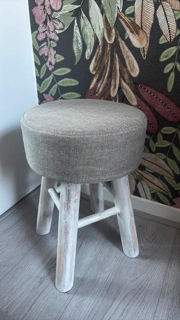 krukje met houten poten beschikbaar voor biedingen