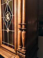 Antieke kast met glas in lood ramen., Ophalen
