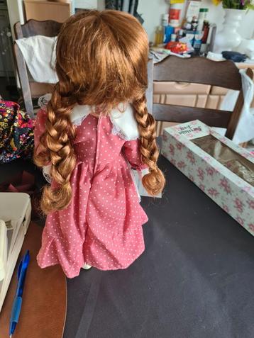 Vintage Porseleinen Pop met Doos beschikbaar voor biedingen