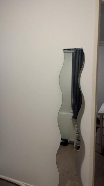 Ikea Spiegel met Golvende Vorm beschikbaar voor biedingen