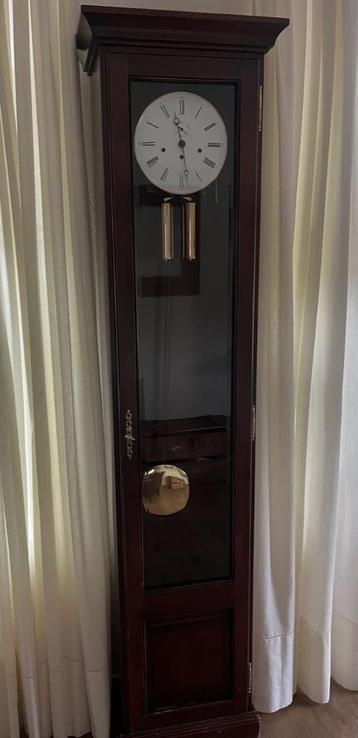 Staande klok beschikbaar voor biedingen