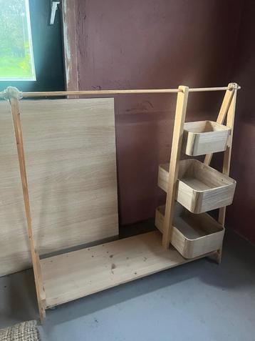 Houten kledingrek beschikbaar voor biedingen