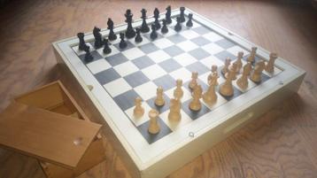 Houten schaakbord (+ backgammon) incl stukken, opbergkistje beschikbaar voor biedingen
