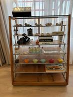 Oude Bakkers vitrine kast met glas wieltjes, Ophalen