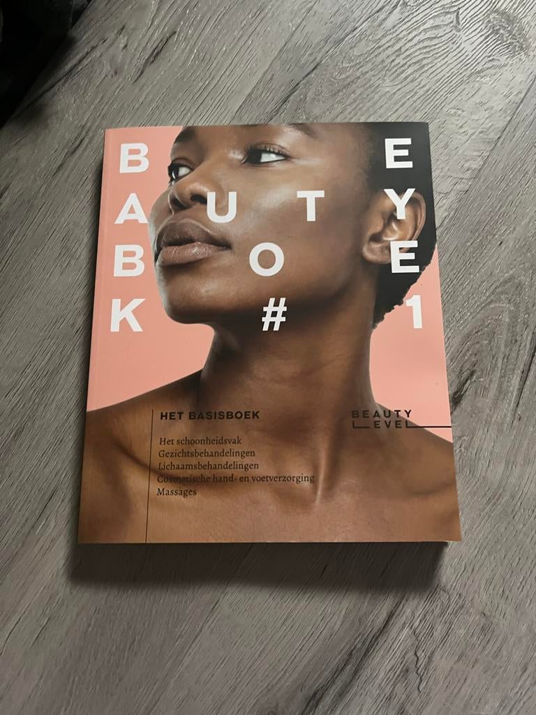 Beautyboek Schoonheidsspecialiste Opleiding, Ophalen of Verzenden, Zo goed als nieuw, MBO