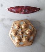 2 x geëmailleerd Broche J v. Karssen, Ophalen of Verzenden, Gebruikt, Overige materialen
