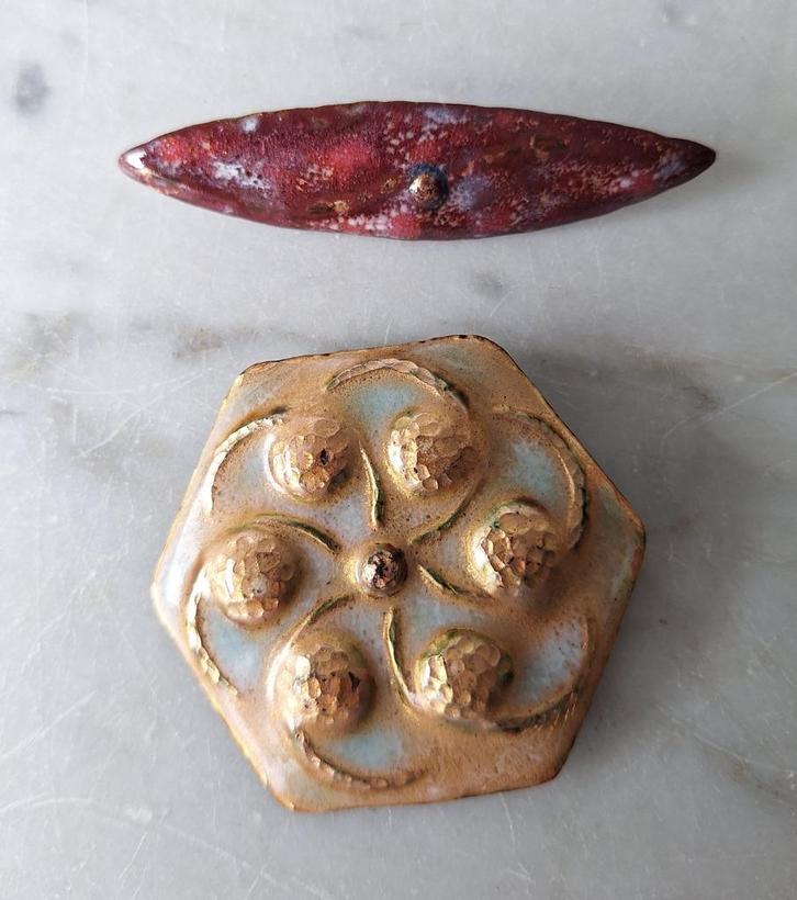 2 x geëmailleerd Broche J v. Karssen, Sieraden, Tassen en Uiterlijk, Broches, Gebruikt, Overige materialen, Ophalen of Verzenden