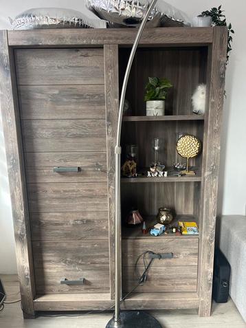 Houten Kast met Lades en Planken beschikbaar voor biedingen