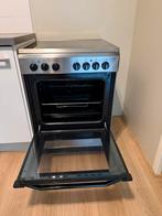 Elektrisch fornuis Indesit 60 cm breed, Ophalen, 4 kookzones, Zo goed als nieuw, Vrijstaand