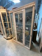 Unieke antieke vitrinekast met beige patina, Ophalen of Verzenden, Gebruikt