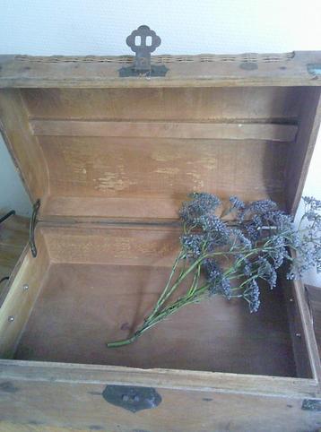 Hout met rieten kist schatkist bruidskist brocante kist  beschikbaar voor biedingen