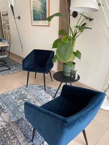 Blauwe zitkuipjes & hexagon vloerkleed beschikbaar voor biedingen