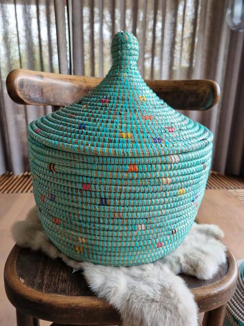 Afrikaanse opbergmand tajine turquoise fairtrade senegal, Huis en Inrichting, Woonaccessoires | Schalen en Manden, Nieuw, Overige materialen